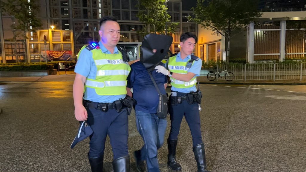 57歲男司機進行毒品口腔測試，對可卡因呈陽性反應，被警方拘捕。蔡楚輝攝