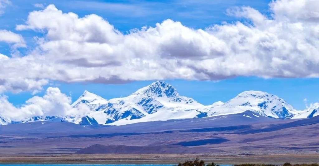 希夏邦馬峰是唯一一座完全位於中國境內的海拔超過8,000米的高峰。 微博