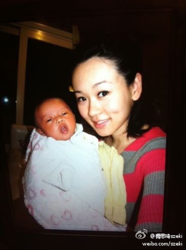 杨思琦在2011年突然宣布与李泳豪分手，不久后诞下女儿。