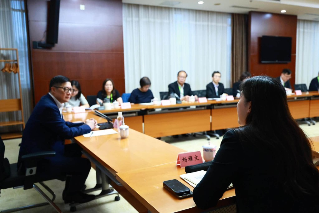 他形容這次國情班機會難得,除了課堂,亦包括戶外現場教學,讓學員能「邊走邊學」、親身感受。 他形容這次國情班機會難得,除了課堂,亦包括戶外現場教學,讓學員能「邊走邊學」、親身感受。