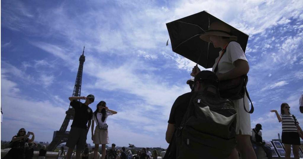 欧洲多地高温飙破40℃，民众撑伞。美联社