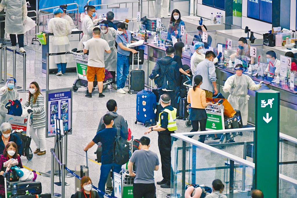 本月抵港內地客不斷增加，當中大部分是經港返內地的歐美留學生。 