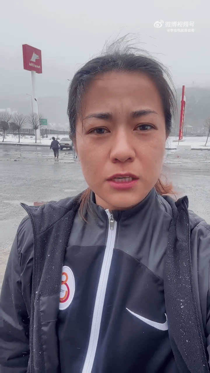 女足球员李佳悦在地震逃亡的路上，又遇强余震和暴风雪。