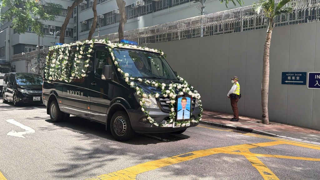 靈車到達長沙灣分區警署。劉漢權攝 靈車到達長沙灣分區警署。劉漢權攝