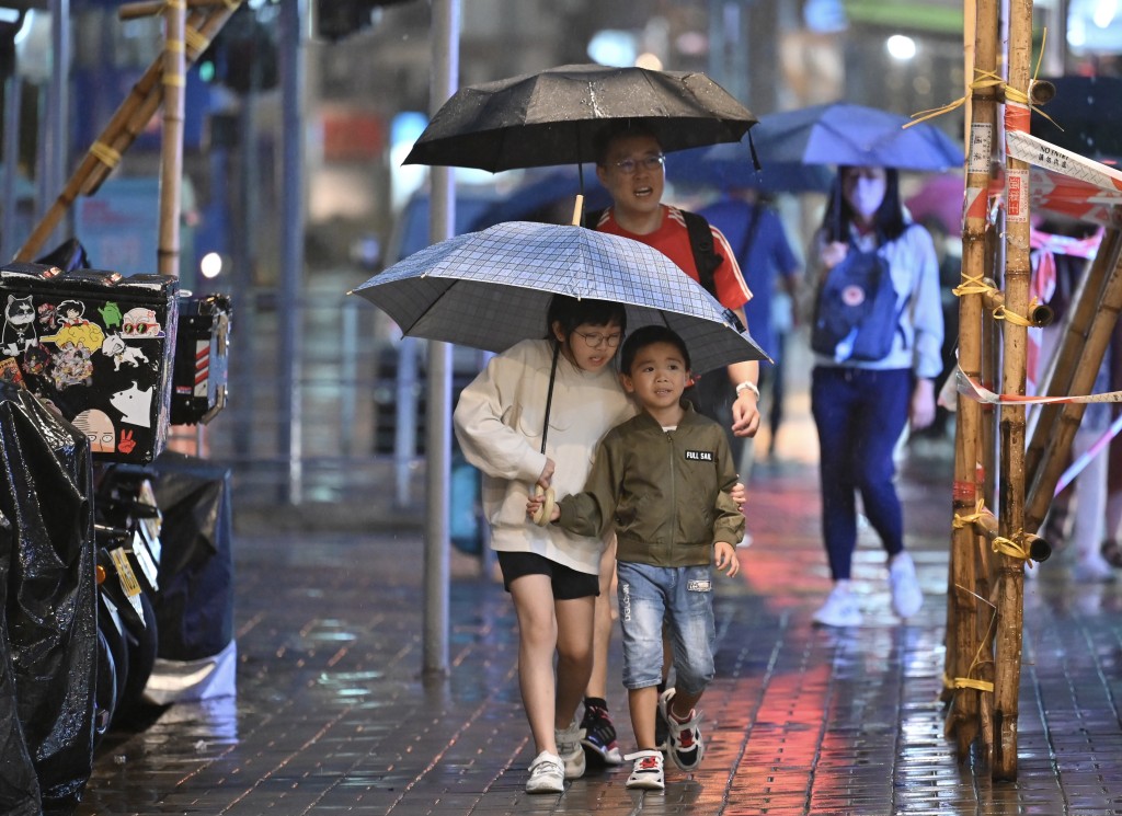 天文台預料未來一兩小時本港部分地區雨勢較大及有狂風雷暴。資料圖片