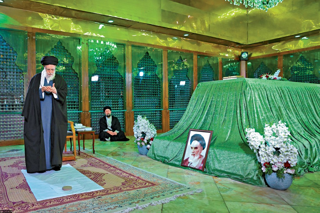 伊朗最高領袖哈梅內伊(左)昨日在德黑蘭拜謁革命領袖霍梅尼的陵墓。