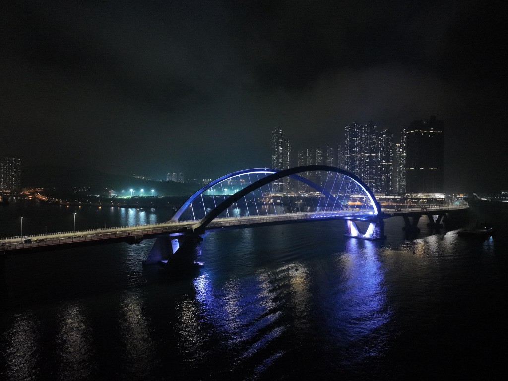 跨湾连接路晚上的灯光效果。政府新闻处图片