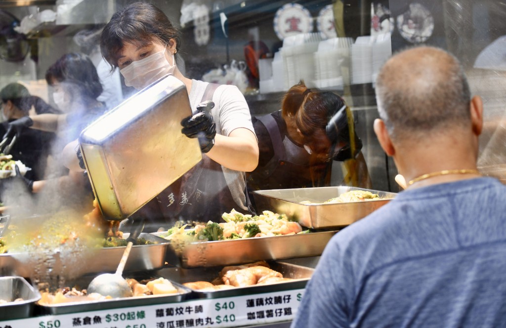 兩餸飯菜式選擇多。 兩餸飯菜式選擇多。