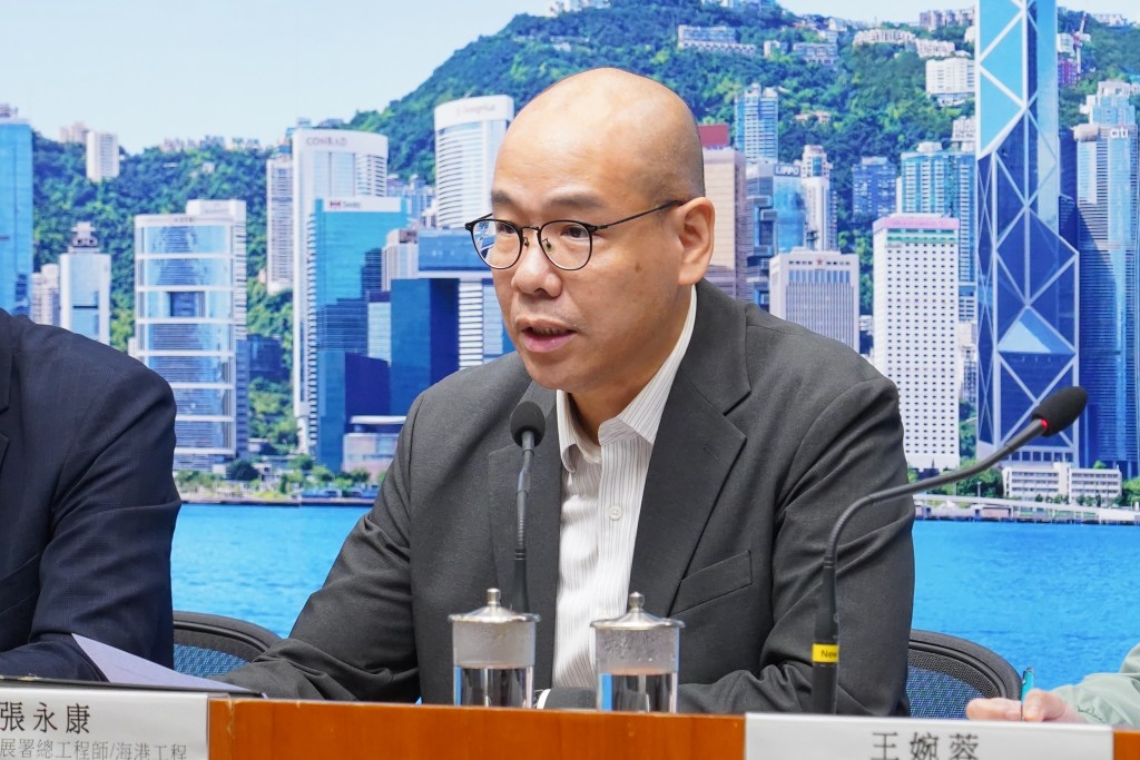 劉勝昌表示,署方已為瑪麗醫院設置擋水板及沙包。葉偉豪攝 劉勝昌表示,署方已為瑪麗醫院設置擋水板及沙包。葉偉豪攝