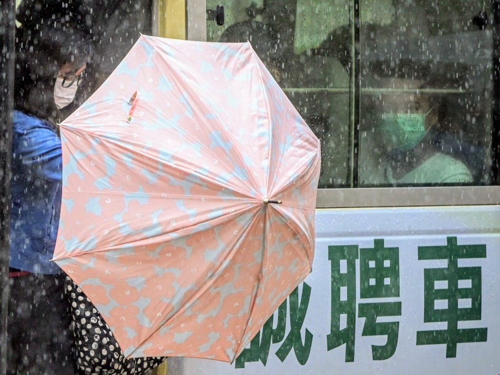 天文台一度發出紅色暴雨警告信號。