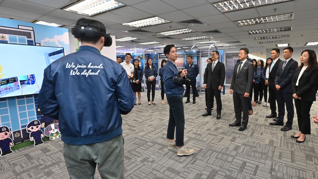 人员向主礼嘉宾介绍及示范体验馆设置的虚拟实境游戏。