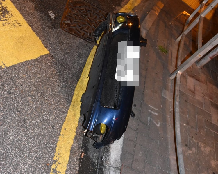 一輛私家車於深水埗衝開路障,警方一度拔槍喝止。