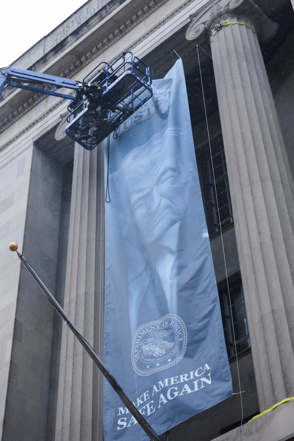 司法部大樓外懸掛特朗普巨幅肖像畫，引發獨立性質疑。路透社