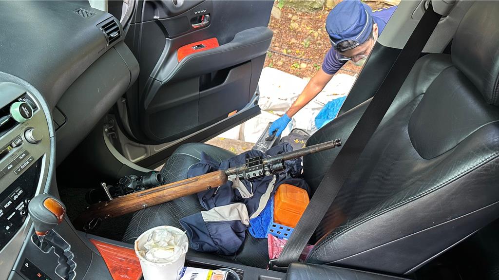 警方在鄭姓男子車上發現改造長槍及毒品。中時新聞