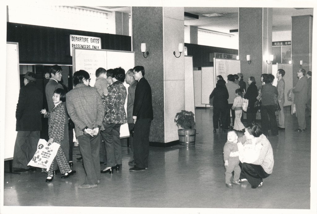 1974年旅客在啟德機場登機門前的等候區域等候登機。資料圖片