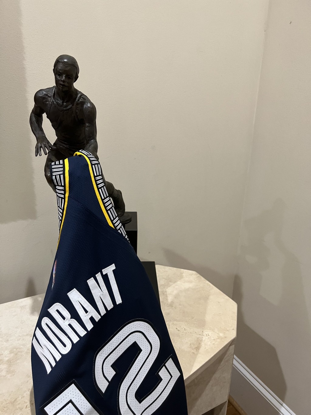 艾佛逊贴出自己的MVP奖状，挂起莫兰特的球衣。 艾佛逊Twitter图片