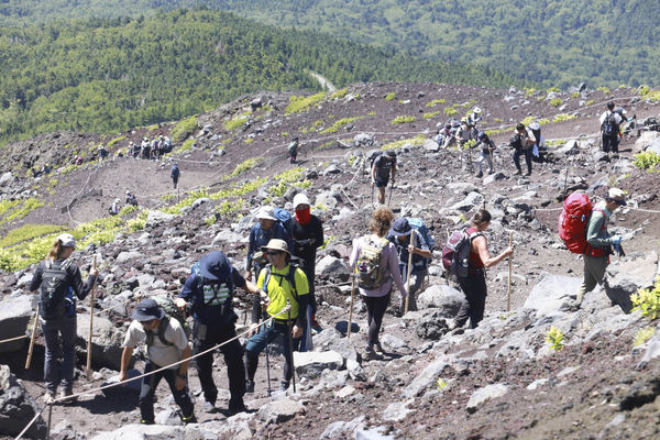 富士山每年都吸引大批登山客。美聯社
