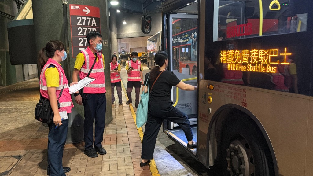 港鐵安排免費接駁巴士。梁國峰攝 港鐵安排免費接駁巴士。梁國峰攝