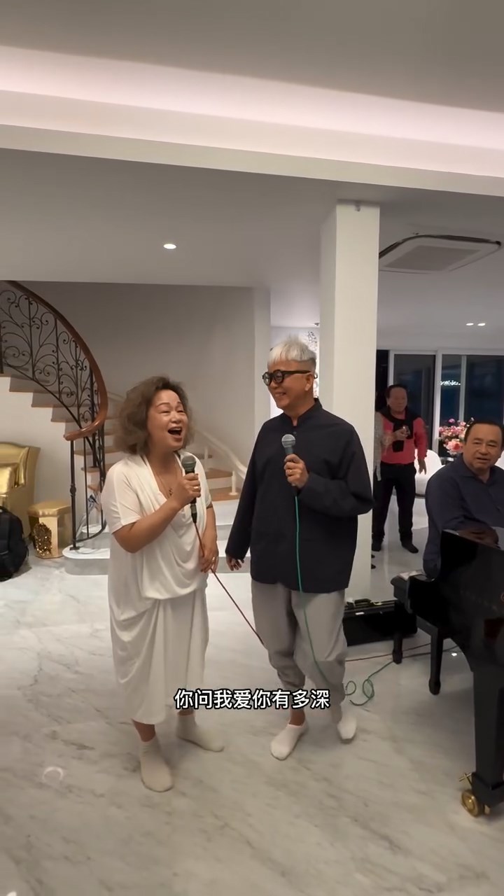 杜麗莎最終與吳慶康合唱《月亮代表我的心》。