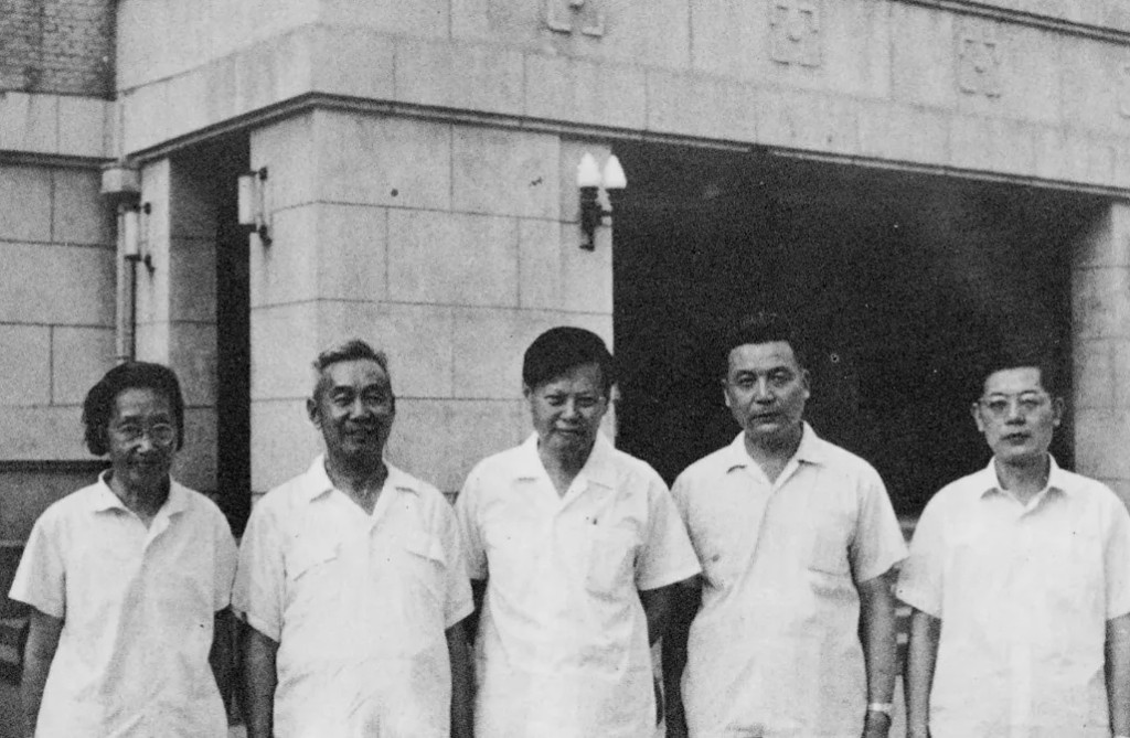 1972年楊振寧與王承書(左一)、張文裕(左二)、鄧稼先(右二)、周光召(右一)於北京。 1972年楊振寧與王承書(左一)、張文裕(左二)、鄧稼先(右二)、周光召(右一)於北京。