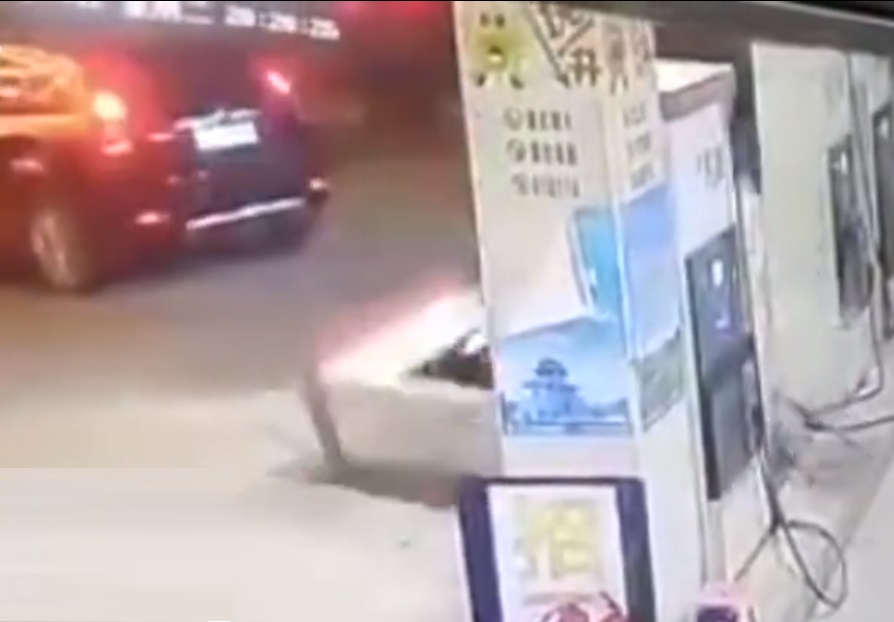 廣東揭陽私家車未拔油槍拉倒入油機，油站發生爆炸。網上圖片