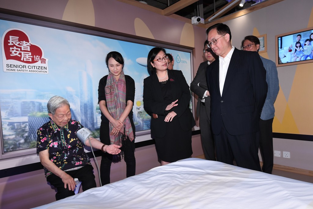 楊偉雄聽取職員介紹利用雲端技術和大數據分析的賽馬會e健樂電子健康管理計劃。