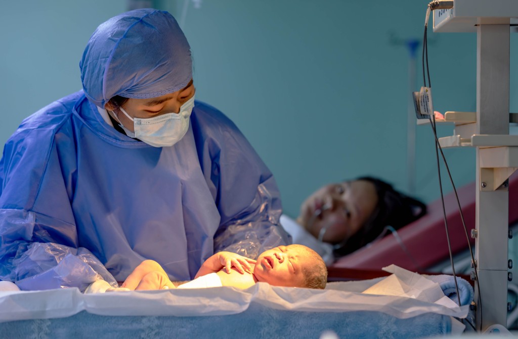 湖南邵陽市隆回縣人民醫院，醫生在護理一名剛出生的「龍寶寶」。新華社