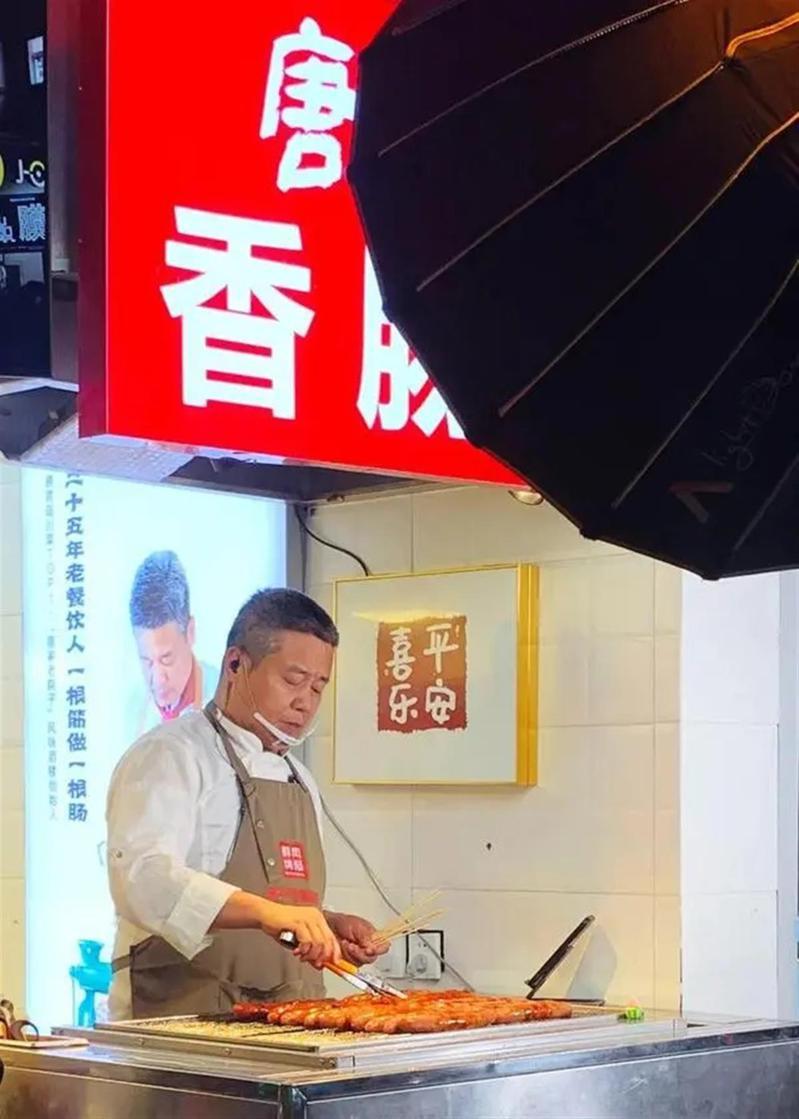 唐健曾是青岛知名的餐饮大鳄，因投资失败负债4,600万元人民币，辗转到杭州西湖卖烤肠走红。