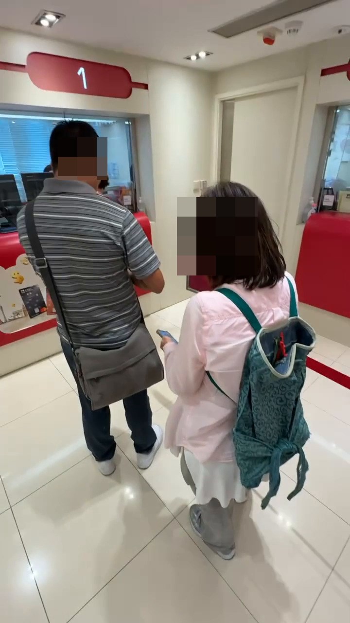 細心的樓主拍片時,還特別拉近做特寫,讓人 看清楚波鞋疑似找回主人後被穿上的情況。Threads截圖 細心的樓主拍片時,還特別拉近做特寫,讓人 看清楚波鞋疑似找回主人後被穿上的情況。Threads截圖