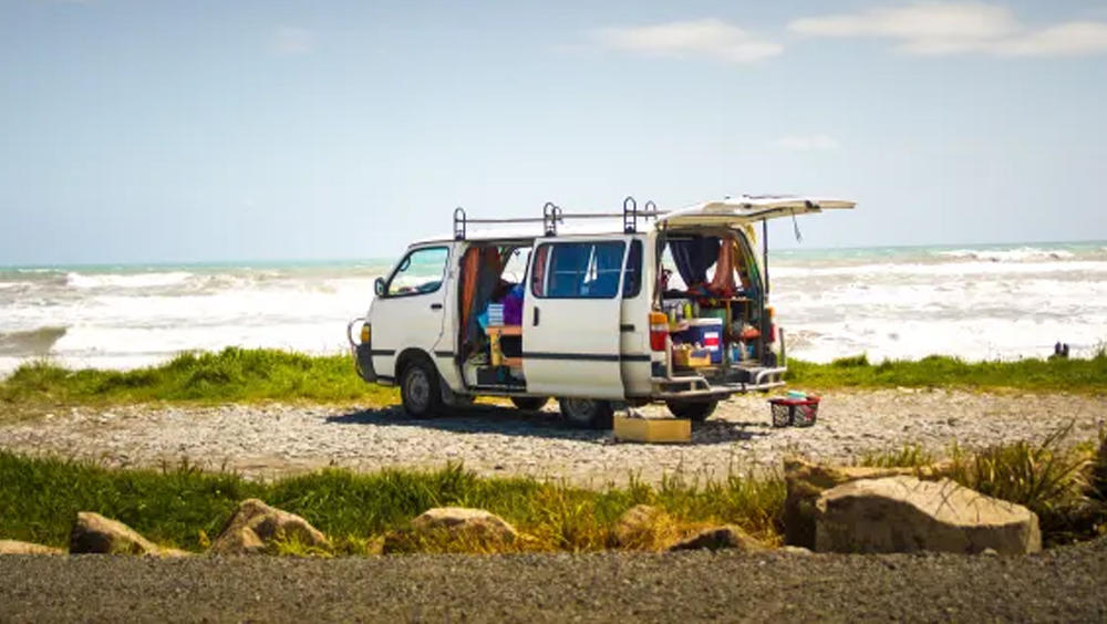 驾驶露营车周游澳洲和纽西兰各地是主要工作。