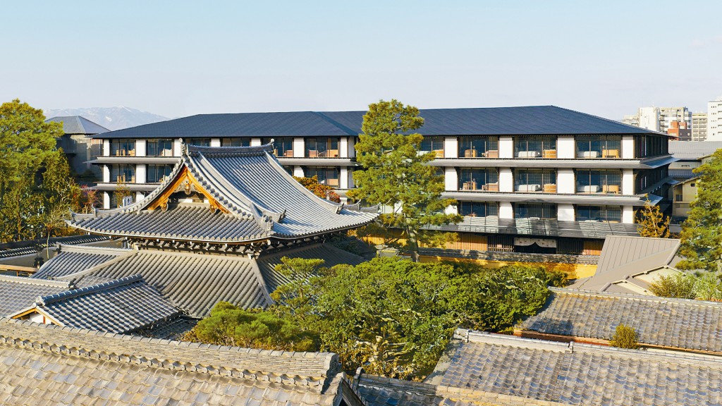 Capella Kyoto靜臥京都宮川町，與建仁寺古寺隔街相望，日本當代建築大師隈研吾（Kengo Kuma）以低調四層建築與唐破風屋頂，演繹傳統與現代交融的京町家風韻。
