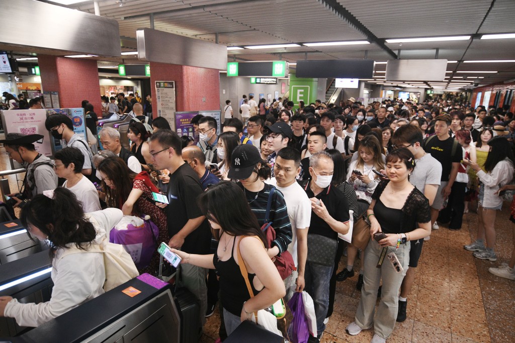 港鐵10月1日經「MTR Mobile」應用程式抽獎送出77 000份電子單程車程。 港鐵10月1日經「MTR Mobile」應用程式抽獎送出77 000份電子單程車程。