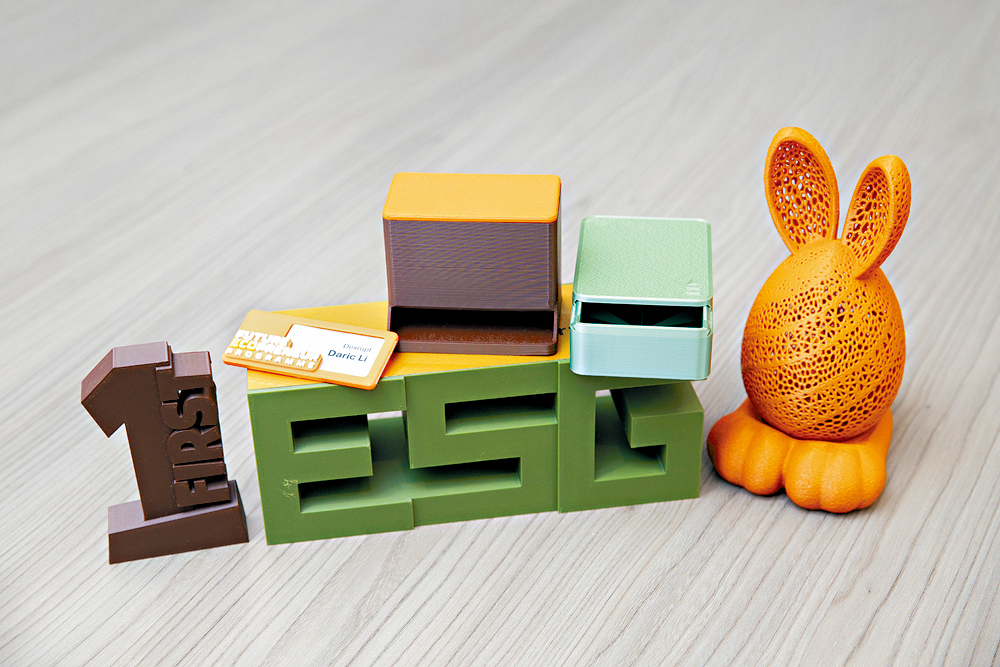 這些為不同客戶製作的3D打印產品,都是以回收再造或環保可降解的3D打印材料製成。 這些為不同客戶製作的3D打印產品,都是以回收再造或環保可降解的3D打印材料製成。