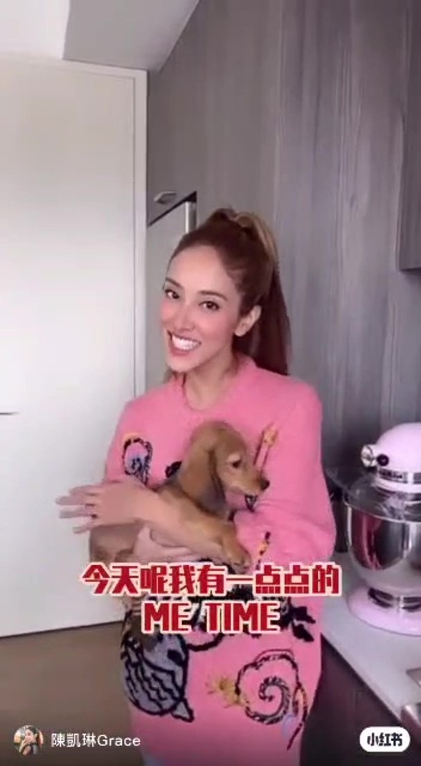 一出場就抱住愛犬，明顯是在家中拍攝。