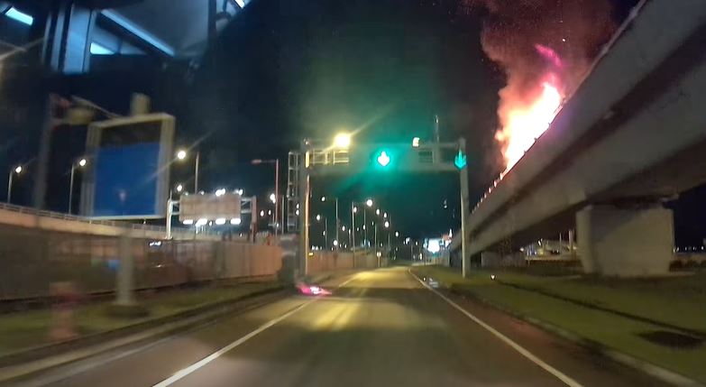 火舌夾著零件飛墮馬路面。fb車cam L（香港群組）影片截圖