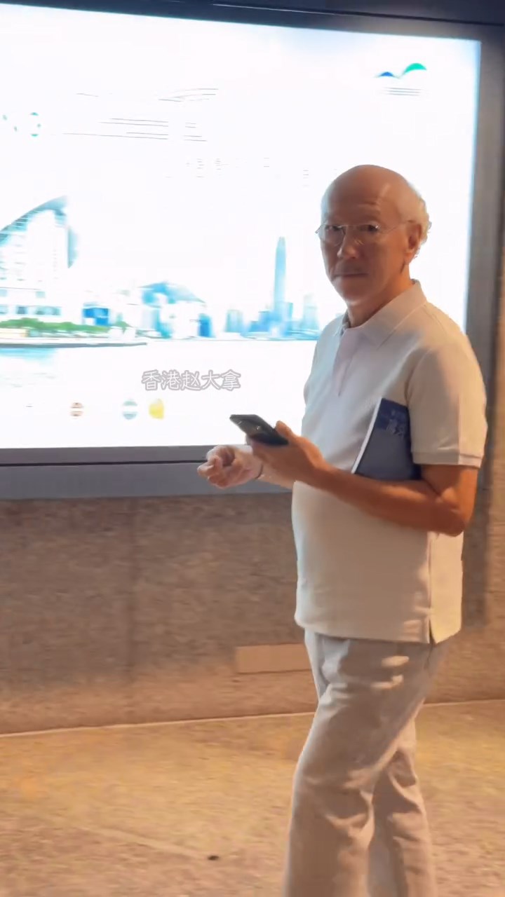 陳國新打扮休閒，精神看起來不錯。