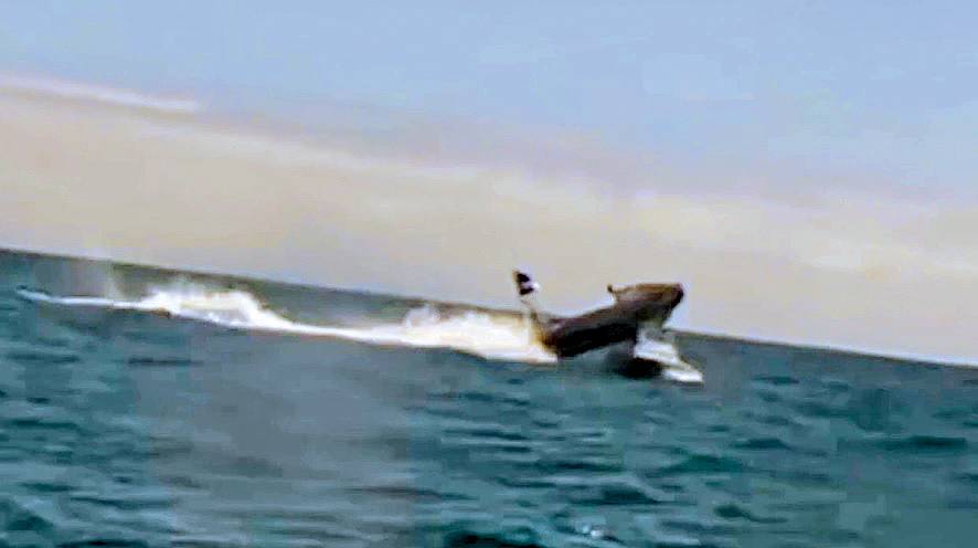 美海軍測試的一艘無人艇撞上故障艦艇右舷,衝過甲板後再墜入水中。 路透社