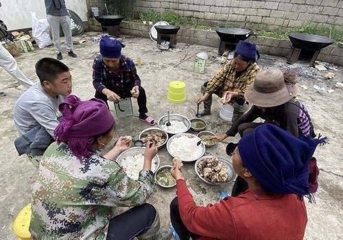 网友科普凉山蹲地吃饭的「盛况」，碗碟饭菜全放在地上。