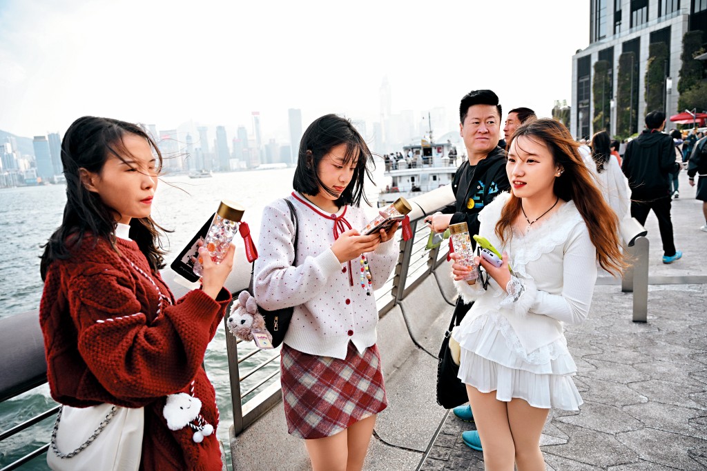 旅議會昨日在尖沙咀向旅客送上「神奇水樽」，引起不少旅客感好奇。