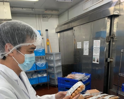 香港專業教育學院(IVE)食品科技及安全高級文憑課程畢業生吳肇轁(Denis),現時於一間本地大型食品加工廠任職品控部經理。
