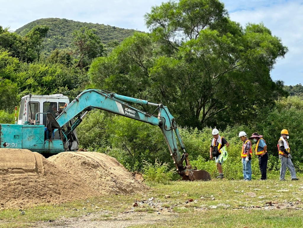 挖泥车在场挖掘。源琛薇摄