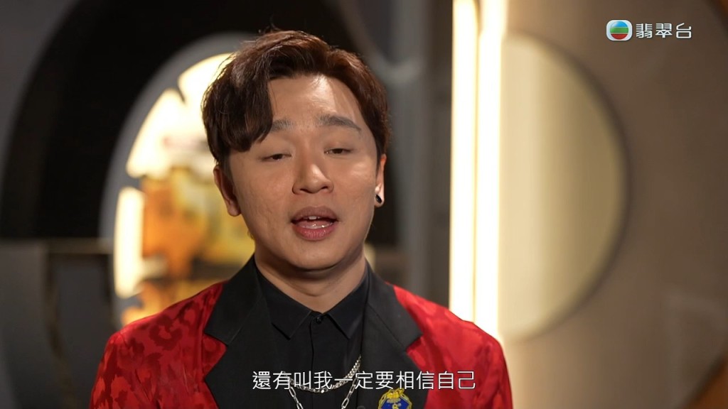 王鄭浚仁特別多謝甄妮。 王鄭浚仁特別多謝甄妮。