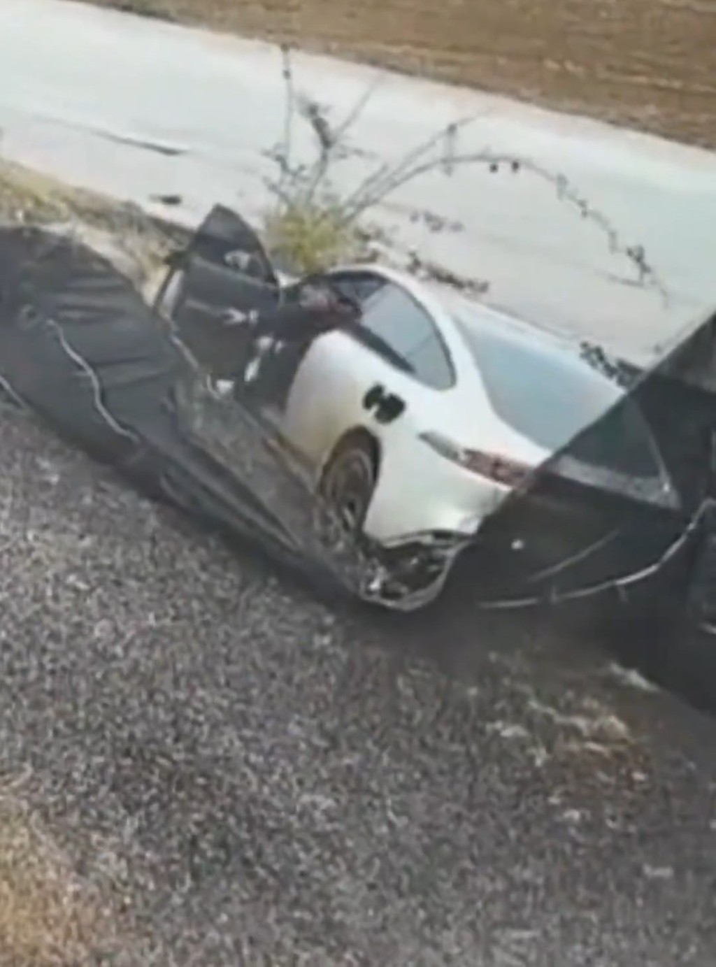 闭路电视拍下私家车出事及起火经过。