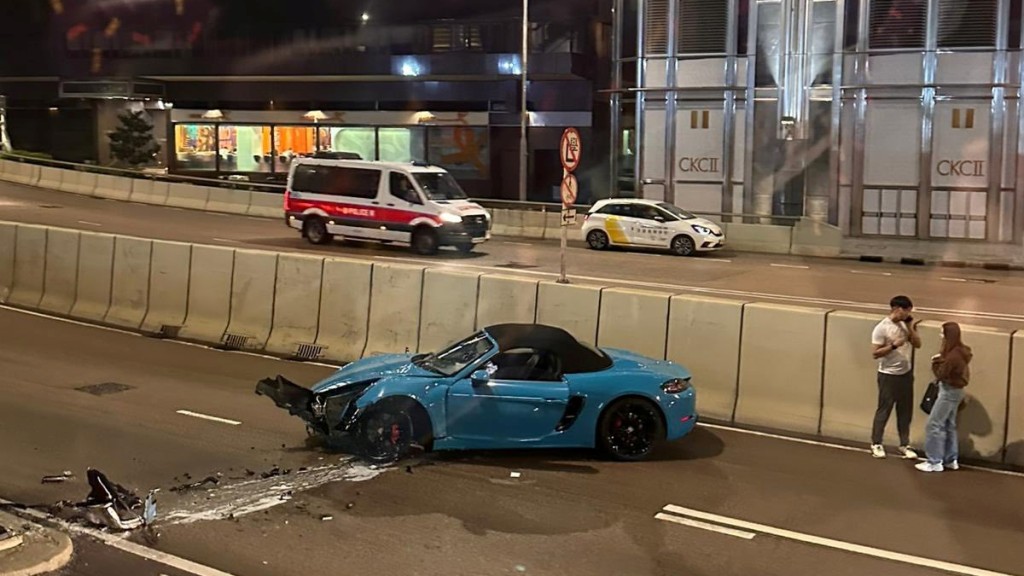 中環夏慤道保時捷自炒 燈柱被撞毀女乘客送院。FB：Bosco Chu@車Cam L（香港群組）