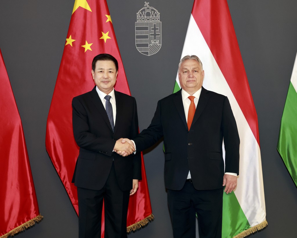 2月16日，匈牙利總理歐爾班在布達佩斯會見國務委員、公安部部長王小洪（左）。（新華社）