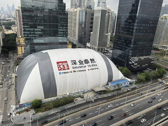 深圳車公廟出現40米高「巨型枕頭」蓋著正在施工的地盤。