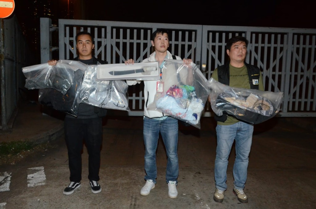 警方搜出250萬元現金及牛肉刀、衣物等
