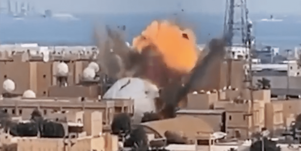 隨後畫面展示無人機安裝在火箭發射器上發射，並剪輯了近日高速擊中海灣國家酒店及民居的慘烈片段，向外界展示其遠程精準打擊能力。