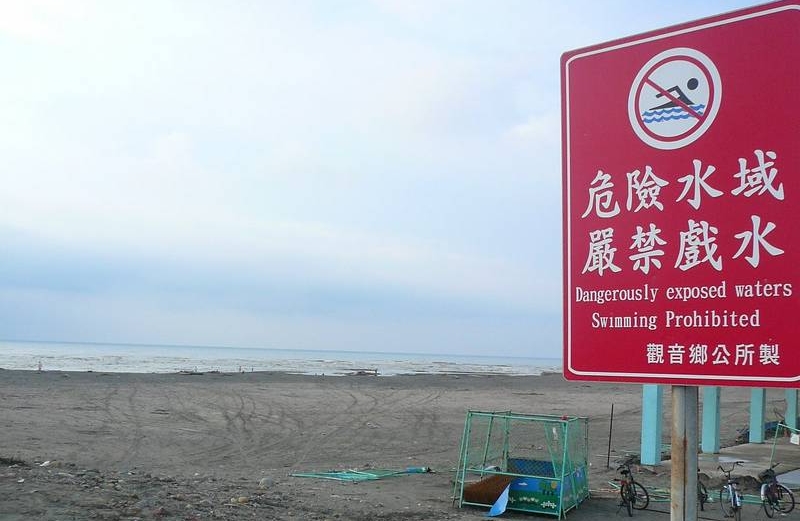 父子登陸的沙灘是台軍常進行反登陸作戰的「紅色沙灘」。 自由時報 父子登陸的沙灘是台軍常進行反登陸作戰的「紅色沙灘」。 自由時報