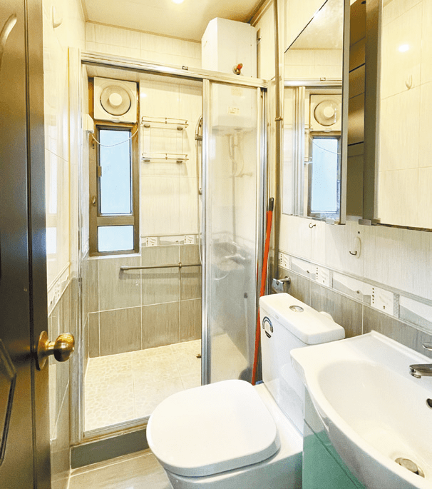 浴室設有玻璃分隔出淋浴間，達到乾濕分離作用。